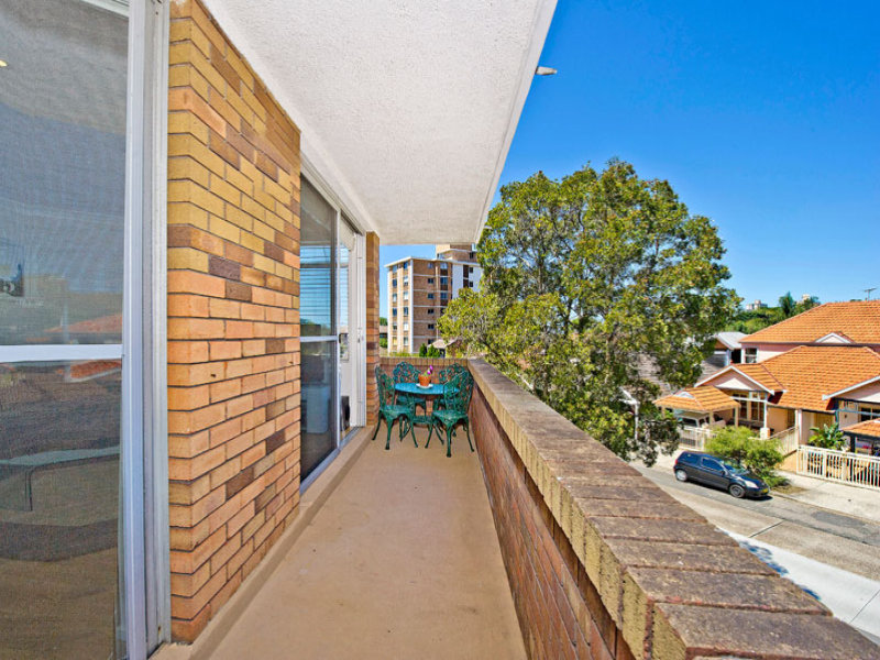 Bondi Beach Auction Bidding - Balcony