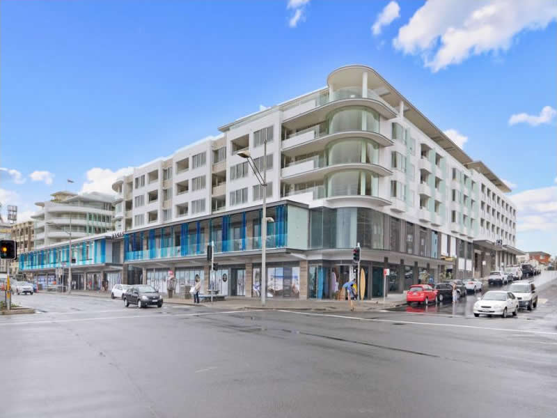 Bondi Beach Auction Bidding - Front