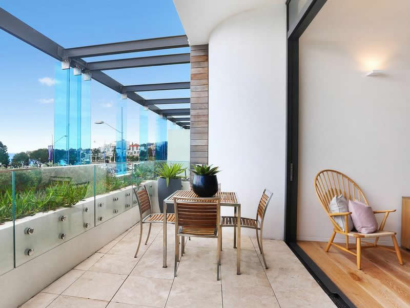 Bondi Beach Auction Bidding - Terrace