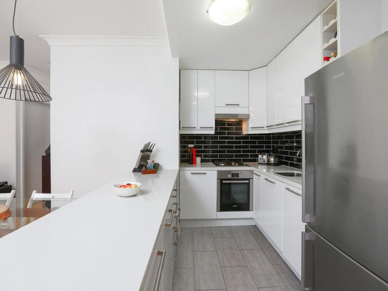 Chippendale Auction Bidding - Kitchen